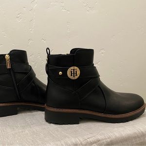 Tommy Hilfiger gold logo black  bootie shoes size 6M